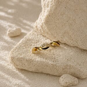 Anillo entrelazado con piedras brillantes.